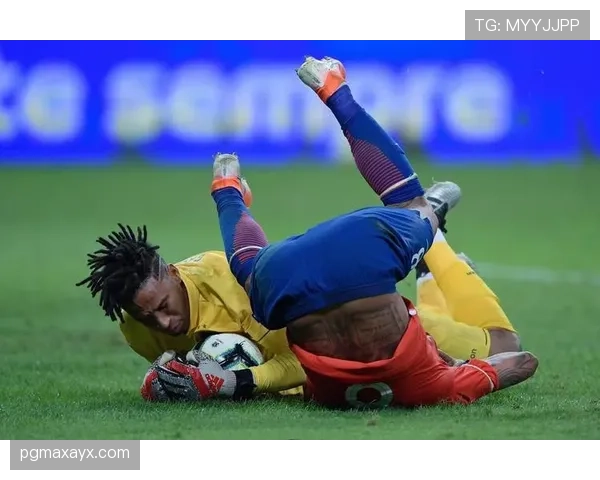 Son 的左右脚均衡射门技术惊艳全场,展现全面进攻能力 Son 的左右脚均衡射门技术惊艳全场,展现全面进攻能力