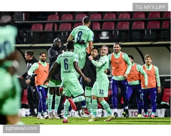 滕哈赫反击体系显奇效，战术灵活与团队协作助球队逆转取胜